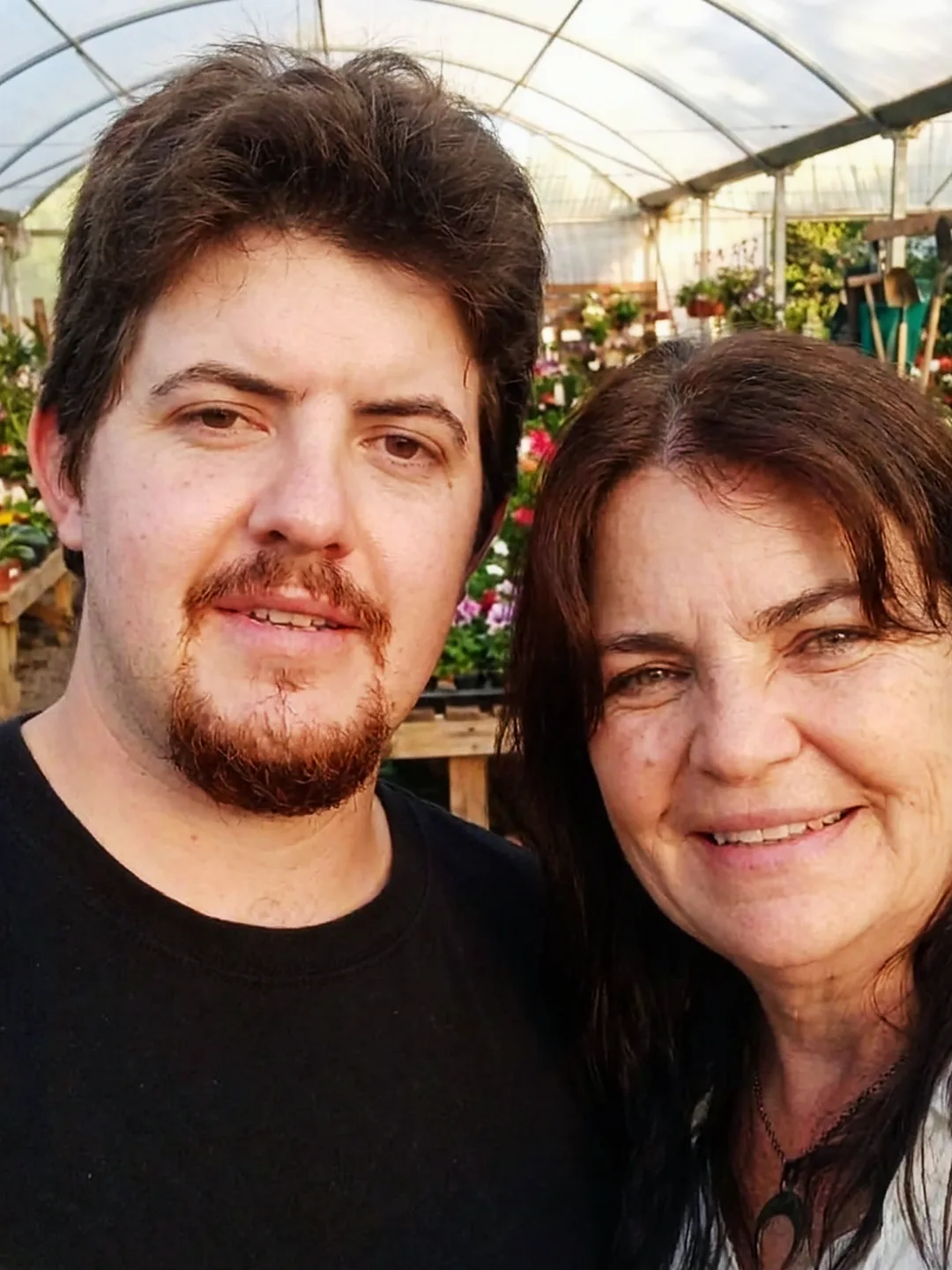 Ana y su hijo Cristian, en el vivero