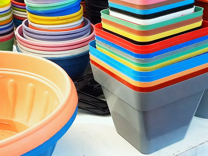 Macetas de colores apiladas